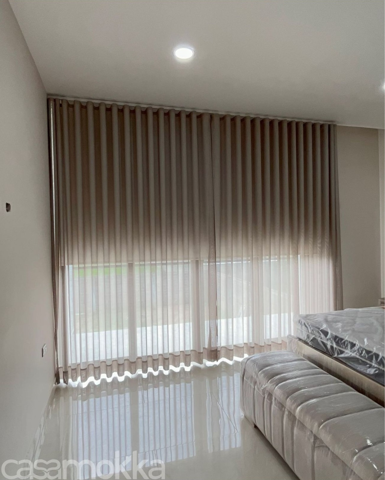 Cortinas onda suave en alcoba principal con luz natural
